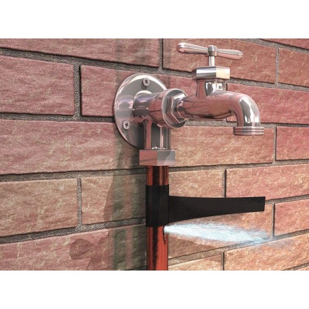 Bostik Gomma Liquida Nastro Autoagglomerante in uso per riparare un tubo forato