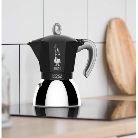 Bialetti Moka Induction 2 Tazze Nera in uso sul piano cottura ad induzione