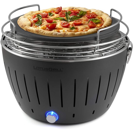 Barbecue Lotus Grill portatile durante la cottura di una pizza.