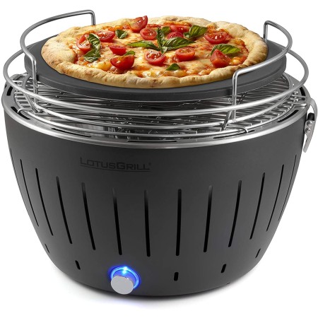 Barbecue Lotus Grill portatile durante la cottura di una pizza.