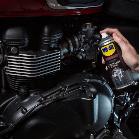 Wd 40 Lucidante Silicone in uso su parti in plastica del motore