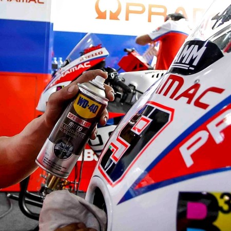 Wd 40 Lucidante Silicone sulla carena moto