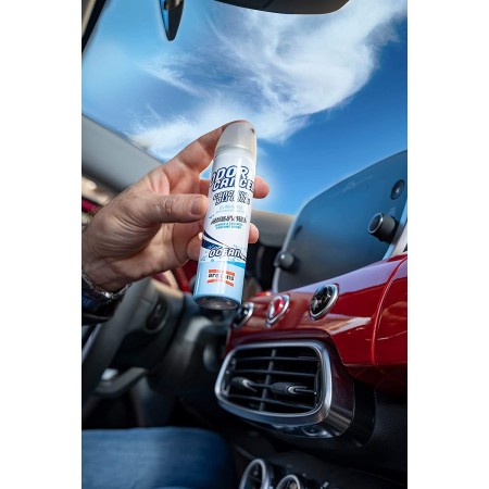 Arexons Odor Cancel, il deodorante auto - Fragranza Ocean mentre viene spruzzato in auto