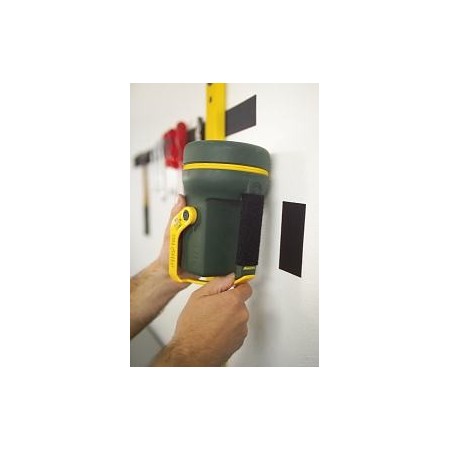 Due mani che fissano su una parete verticale una torcia grazie alle strisce di Nastro Biadesivo Extra Forte