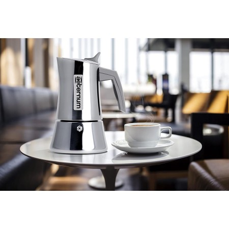 Aeternum Caffettiera Moka Divina - 2 Tazze sul tavolo con una tazzina di caffe