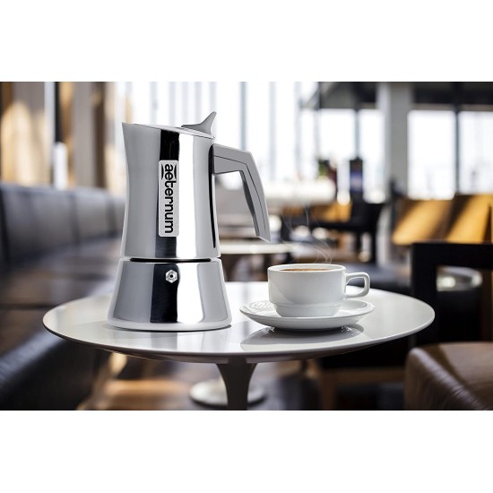 Aeternum Caffettiera Moka in esposizione su un tavolo con una tazza da caffe