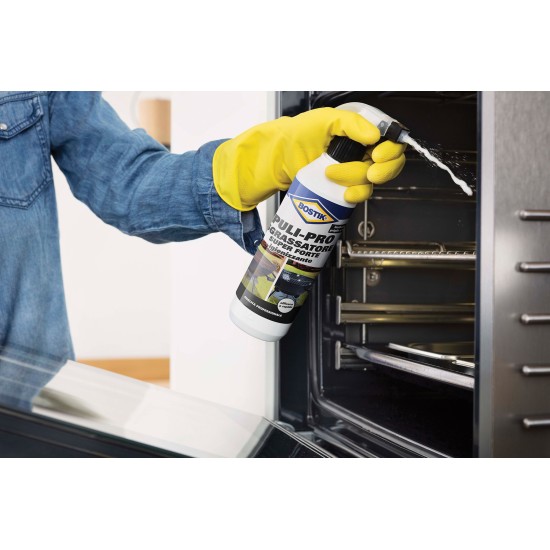 Sgrassatore Spray igienizzante bostik applicato su forno.