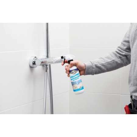 Applicazione dello Spray Bostik puli-Pro sulla rubinetteria