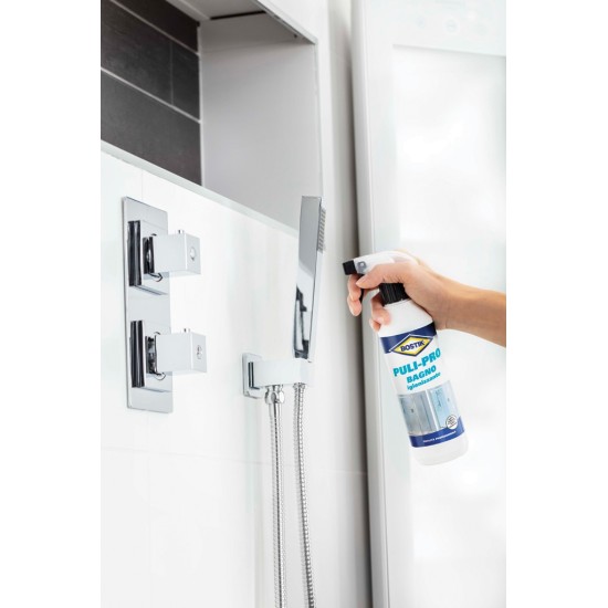 Applicazione dello Spray Bostik Puli-Pro su doccia e Box
