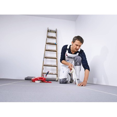 Imbianchino applica Tesa Nastro su superficie prima di dipingere.
