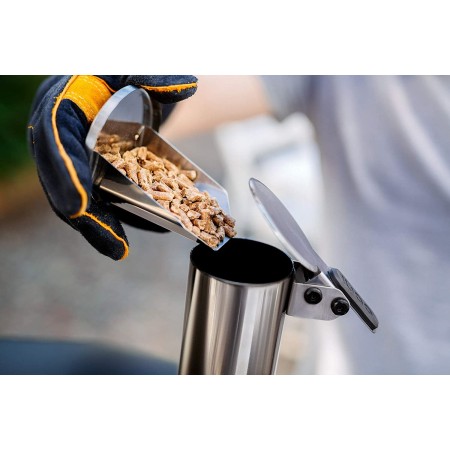 Inserimento del pellet nel forno Ooni Fyra 12