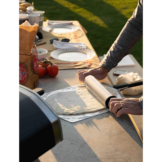 Pala per Pizza Ooni liscia 30,5cm  con pizza in stesura con mattarello