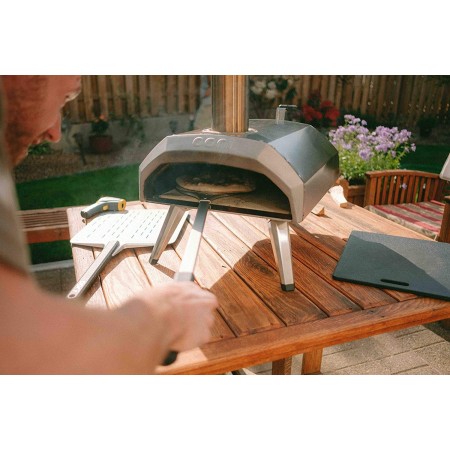 Ooni Palino per Pizza mentre gira la pizza