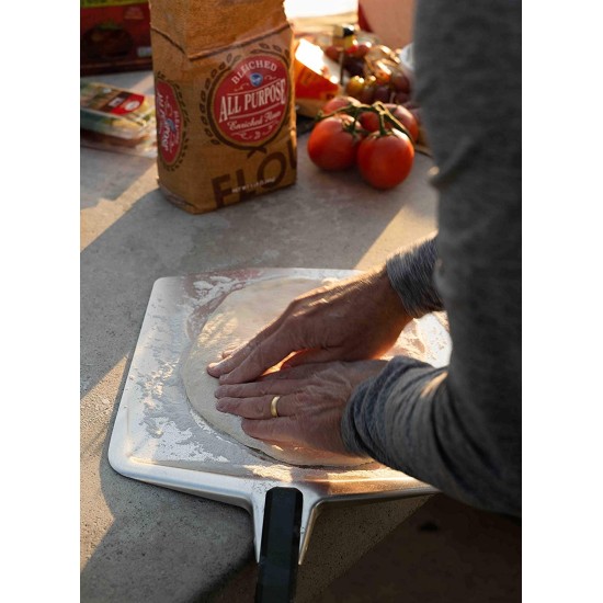 Ooni Pala Per Pizza 35,5cm con pizza in preparazione sopra la pala