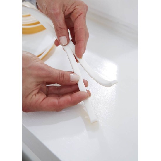 Mani che applicano una guarnizione in schiuma adesiva bianca Tesamoll su una superficie liscia