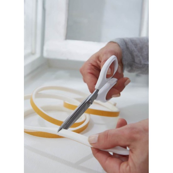 Taglio della guarnizione in schiuma adesiva Tesamoll con forbici