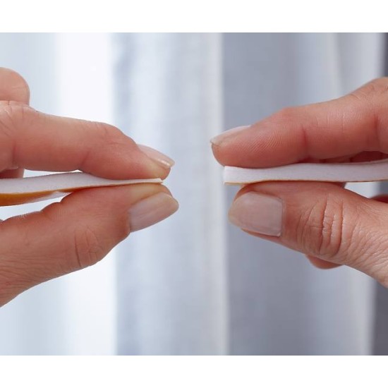 Due mani mostrano lo spessore e la flessibilità della guarnizione adesiva in schiuma Tesamoll