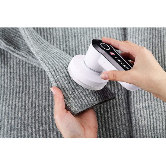 Singer Levapelucchi durante l'utilizzo su un maglione