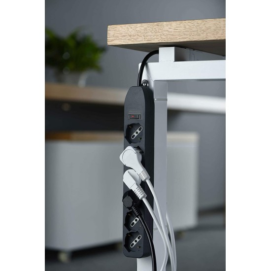 ciabatta multipresa Electraline 61994 installata sulla scrivania