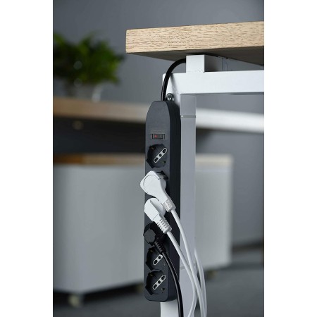 ciabatta multipresa Electraline 61994 installata sulla scrivania