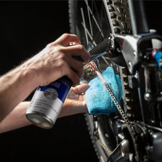 WD40 Sgrassante Bici in uso sulla catena della bicicletta