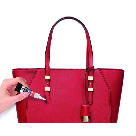 Loctite Super Attak gel in uso su una borsa rossa