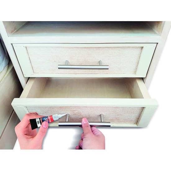 Loctite Super Attak gel in uso su una maniglia di  un cassetto in legno