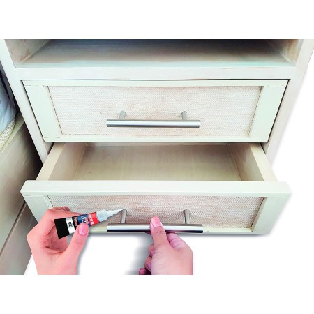 Loctite Super Attak gel in uso su una maniglia di  un cassetto in legno