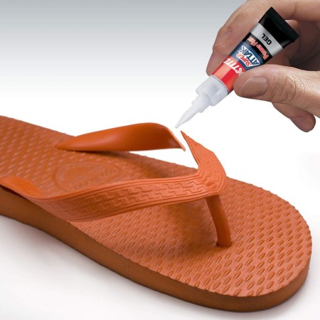 Loctite Super Attak gel in uso su una ciabatta infradito arancione