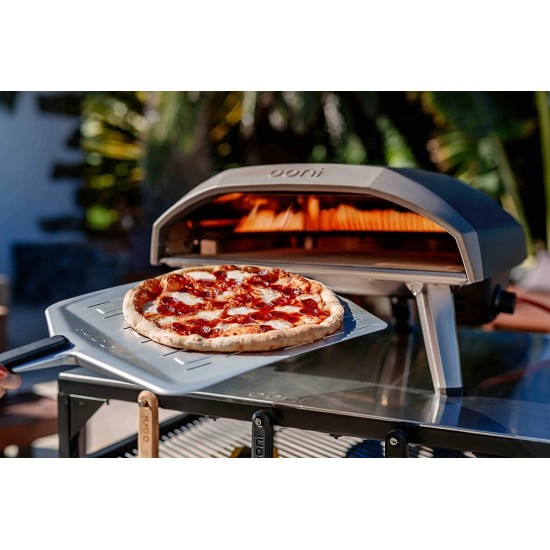 Pala forata per Pizza Ooni da 35.5cm mente toglie la pizza dal forno