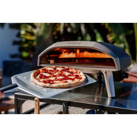 Pala forata per Pizza Ooni da 35.5cm mente toglie la pizza dal forno