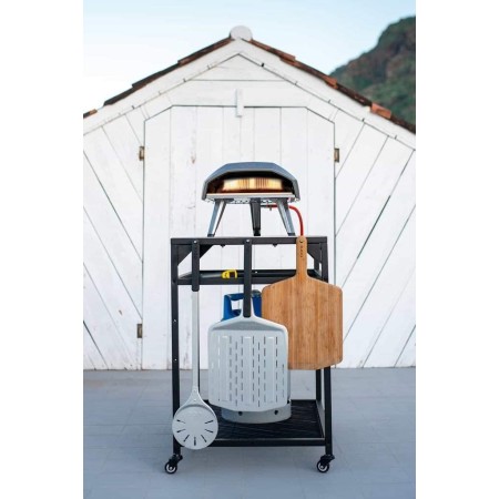 Tavolo Ooni con koda 16 sopra e pale appese