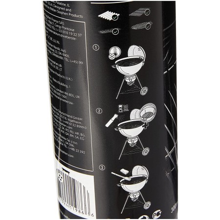 Weber Detergente Sgrassatore per Griglie Spray 17875 in uso su una griglia barbecue