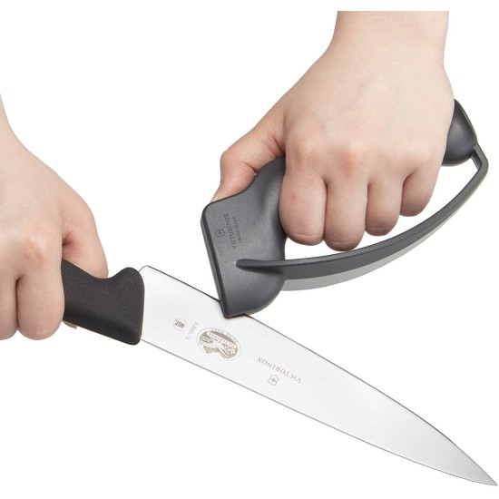 Affilacoltelli Con Manico Victorinox mentre affila la lama di un coltello da cucina