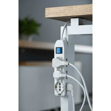 installazione Electraline 62002 Multipresa Ciabatta 9 Posti Bianca al lato della scrivania